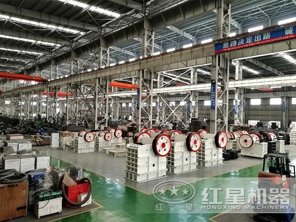 時(shí)產(chǎn)50噸，出料0.2-0.3mm的大理石制砂機(jī)車間一角
