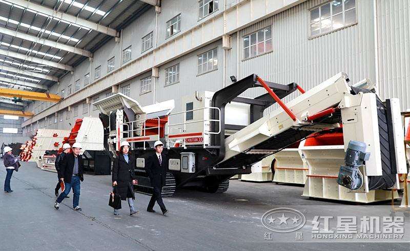 履帶車載移動砸石機，靈活行走
