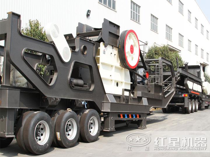 鄂破移動(dòng)破碎機(jī)，為粗碎而生，破碎比大，使用壽命長(zhǎng)