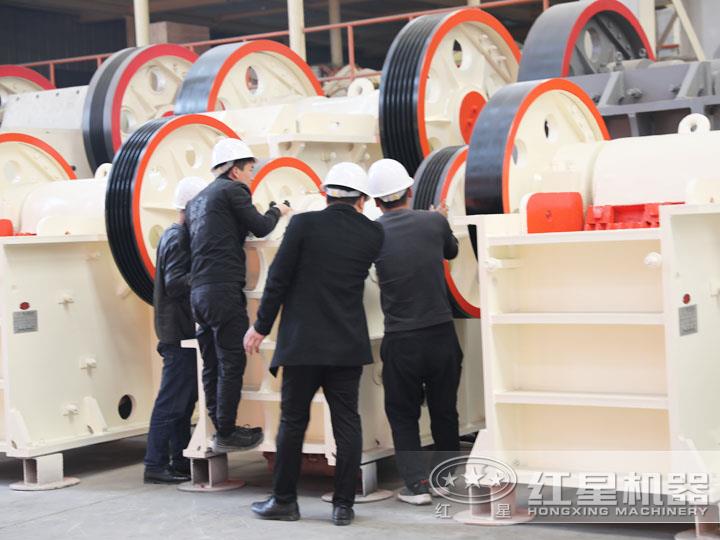 用戶到場參觀鄂式碎石頭機，查看細節(jié)