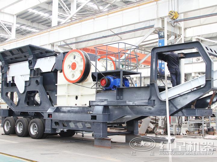 小型移動顎式破碎車集給料、破碎、傳輸為一體